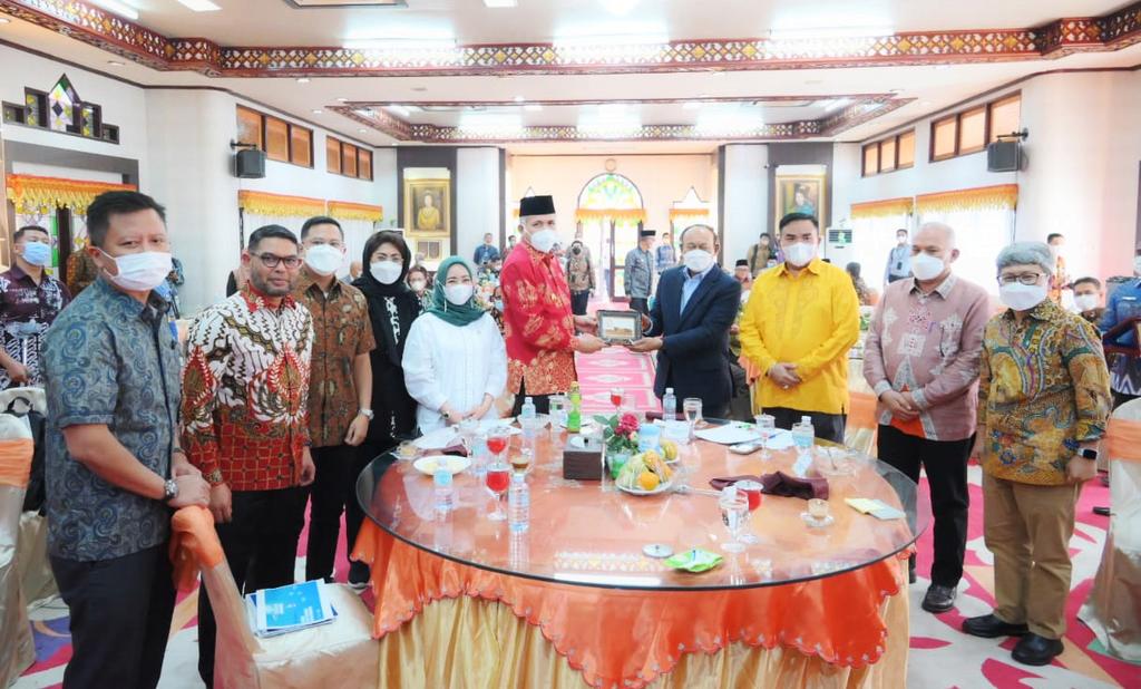 B U L E T I N Parlementaria BANGGAR - DPR RI Dana Otsus Aceh Layak Diteruskan Wakil Ketua Badan Anggaran DPR RI Muhidin Muhammad Said bertukar cenderamata dengan Gubernur Aceh, disaksikan para