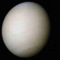 5. Слънчевата система Фиг.3: Венера (Източник: https://upload.wikimedia.org/wikipedia/commons/e/e5/venus-real_color.jpg) Венера има много по-плътна атмосфера от Земята.