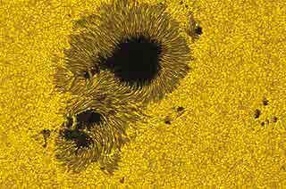 7. Слънцето и звездите Те са резултат от конвективните процеси, които протичат под фотосферата, в областта на конвективната зона. Най-характерната особеност на фотосферата са слънчевите петна.