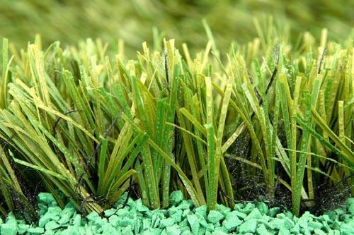 Да започнем с изкуствената трева предлага се във вид на рулонен продукт, съставен от специализирана, високо еластична подложка и втъкани влакна, имитиращи стъбла на трева.
