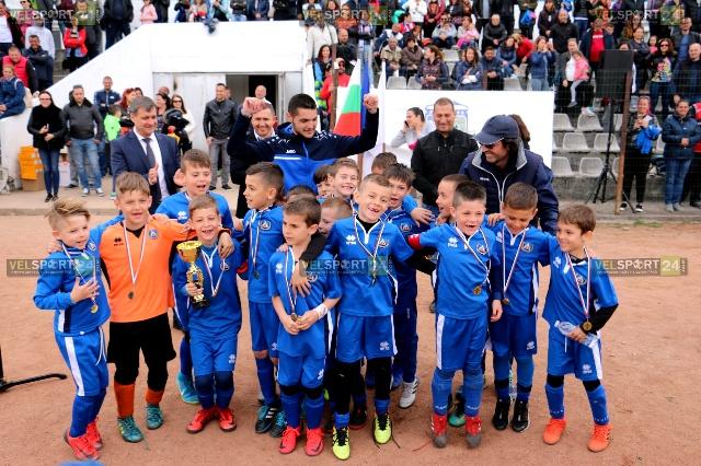 Д-р Костадин Коев пожела много успехи на футболните таланти и посъветва техните родители винаги да ги