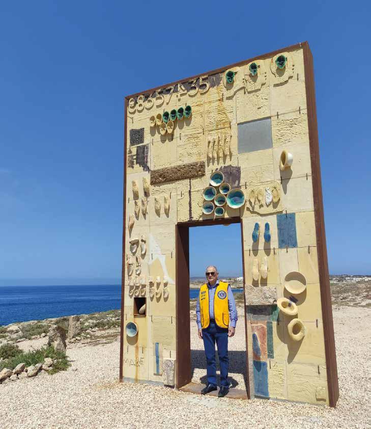 Lampedusa Il Governatore Francesco Cirillo presso la monumentale porta d Europa U n a m e n z io n e p a r tic o la re m e rita la c e le b ra z io n e d e l 2 5 a n n iv e rs a rio d a lla c o s