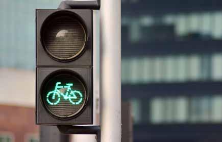 Правилно поведение на кръстовища СВЕТОФАР С велосипед също трябва да съблюдавате светофарите. Ако има специални велосипедни светофари, трябва да ги съблюдавате.