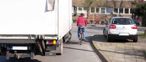 Особени опасности МЪРТЪВ ЪГЪЛ Велосипедистите са особено застрашени, ако лек или товарен автомобил завива надясно.