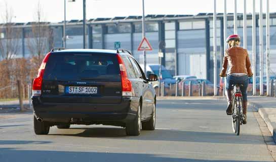 Общи правила за движение по пътищата ДЯСНО ДВИЖЕНИЕ В Германия по принцип важи правилото за дясно движение. Затова карайте в края на дясното пътно платно.