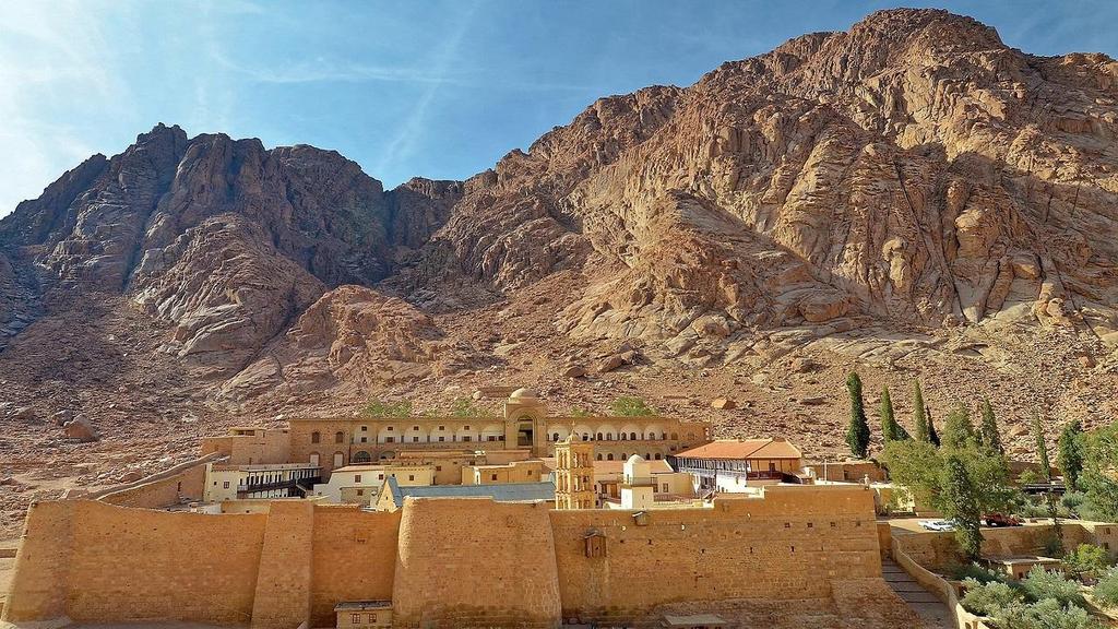 Цена за възрастен 139 BGN Цена за дете 89 BGN Целодневна екскурзия до Синайският Манастир Света Екатерина Събиране рано сутринта. Отпътуване към резервата Света Катерина (около 3 часа).