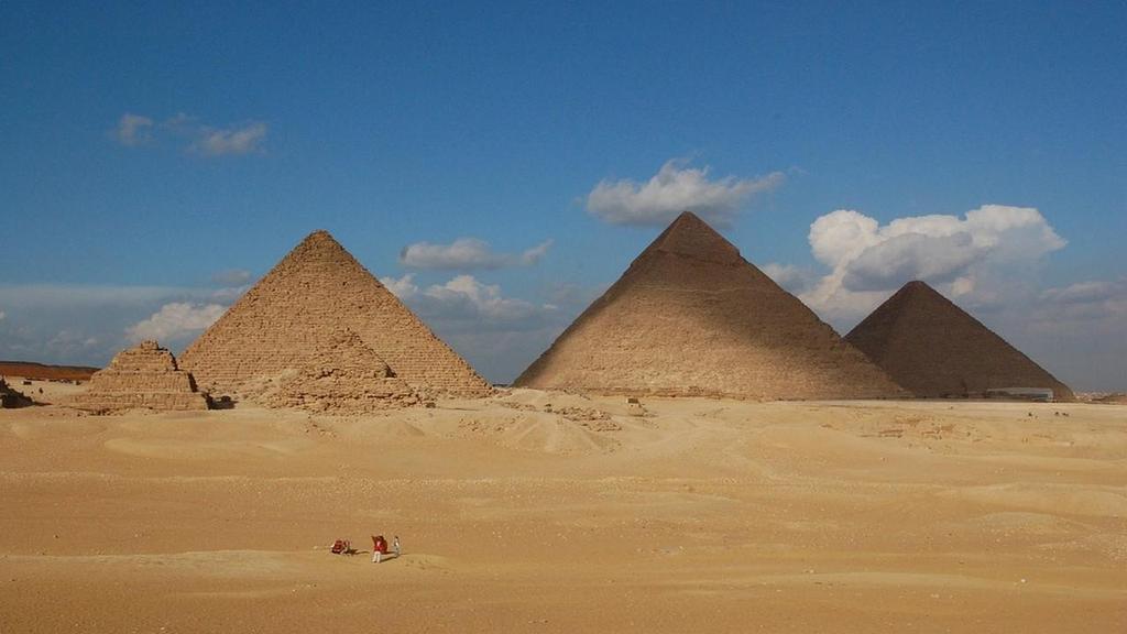 Цена за възрастен 605 BGN Цена за дете 585 BGN Екскурзия до Кайро и Египетските пирамиди със самолет Ранен трансфер до летище Шарм ел Шейх за полет до Кайро. Посещение на известните пирамиди в Гиза.
