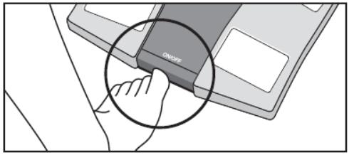 7. Измерване на теглото и мазнините в тялото Задръжте кабелите на анализатора в ръце и стъпете на скалата след като"0,0" се покаже на дисплея в рамките на 30 секунди.
