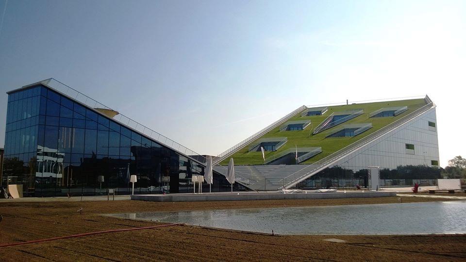 сграда на Експо 2000 ООД в София