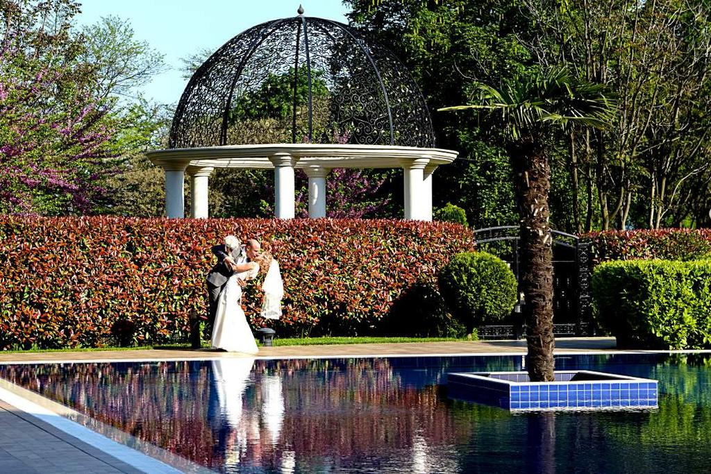 Този изключителен хотел, привличащ със своята луксозна ренесансова обстановка, зашеметяваща атмосфера и екзотична лятна градина, предоставя на младоженците и техните близки възможност да съберат