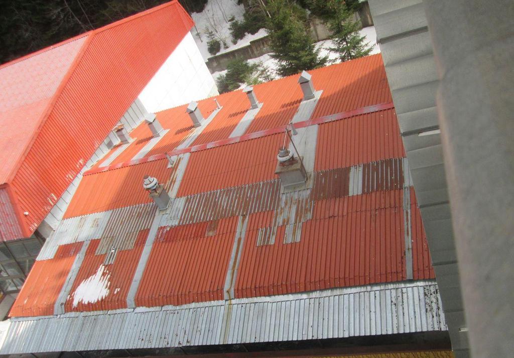 Покрив тип 2 е студен скатен покрив над блок 2. Таванската и покривната конструкция са стоманобетонови. Подпокривното пространство е вентилируемо с приведена височина 1,58 м.