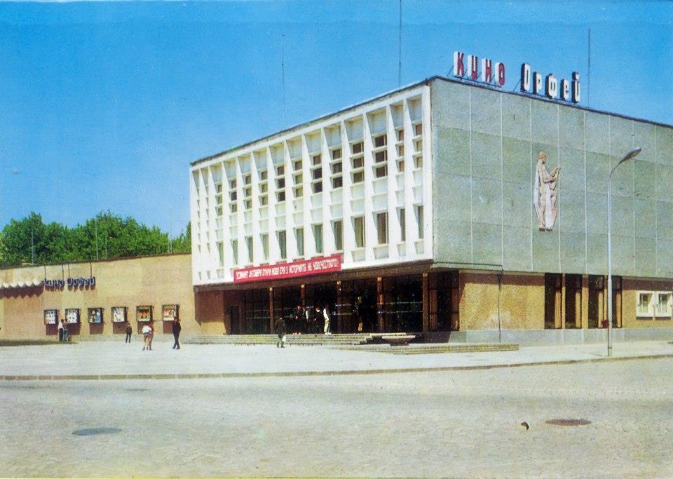 Община Кърджали разполага със оборудван кино салон.