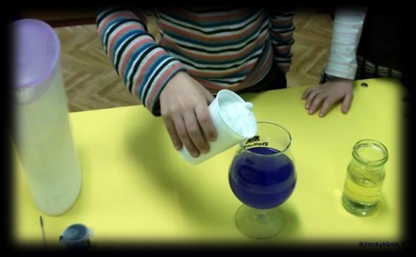 6. Магически балон Необходими материали: стъклена чаша; вода, боя за храни, олио, сол на кристали. Указания: оцветяваме водата с боята и после към нея добавяме олио.