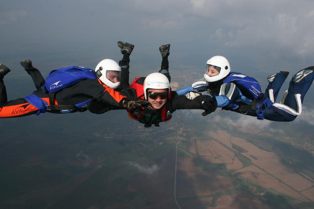 една или повече от парашутните дисциплини, по негов избор.това е най-добрият и най-бързият начин да започнете реално да скачанте с парашут.