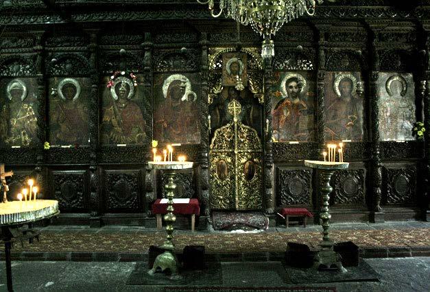 Църква Св. Архангел Михаил Исак II Ангел през 1190 г. в Тревненския проход. Тя била неделима част от архитектурната композиция на градския площад. В края на XVIII в.