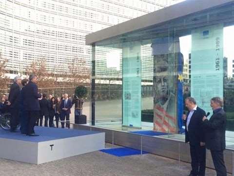 Актуално Панел от Берлинската стена става символ на обединена Европа пред Берлемон Панел от Берлинската стена пред централата на Европейската комисия в Брюксел ще оживи от днес спомена за един от