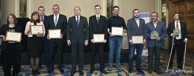 Част Първа Президентът на Република България, г-н Румен Радев (в средата) и победителите в конкурса за Иновативно предприятие на годината
