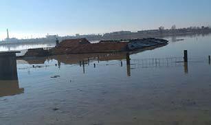 Критично е положението в три общини - Димитровград, Любимец и Симеоновград. Проливният дъжд, който продължава да вали и през нощта 5-6.ХІІ, повишава нивата на реките.