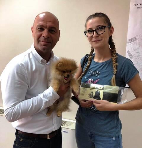 НАГРАДЕНИТЕ ПРЕЗ 2018 Г. 7 Печелившият номер 8000, електронната система генерира в район Южен. Пакет с подаръци получиха кучето Арес и собственичката му Мария Рашкова.