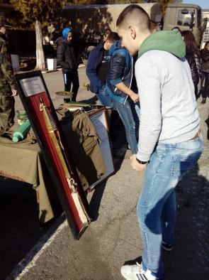 Вапцаров Варна и представители на РС Военна полиция Шумен, учениците се запознаха с физическата подготовка на военнослужещия и с оборудването и облеклото на военните полицаи.