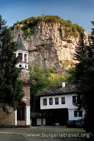 строителния занаят от възрожденската епоха. Дряновският манастир Св. Архангел Михаил се намира на 4 км югозападно от Дряново. Основан е през Втората българска държава началото на XII век.