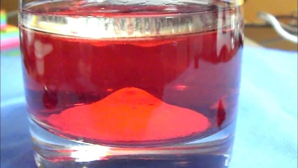 Какво да направите? Налейте ¾ от чашата с вода. Към нея добавете хранителна боя, по възможност червена какъвто е цветът на истинската лава. Към вече оцветената вода бавно налейте олиото.